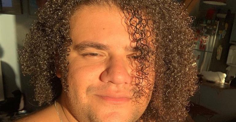 Ousado! Gominho quebra a web ao surgir vestido de sereia em piscina: ”Ariel”