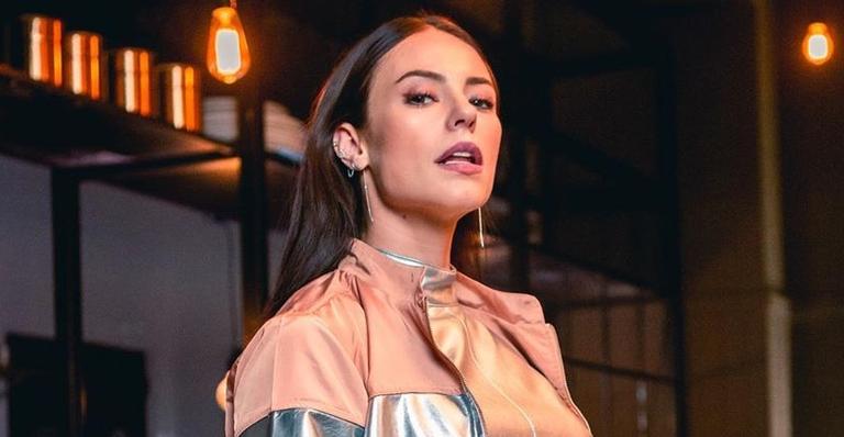 Paolla Oliveira posa como Vivi Guedes com look fitness e costelas chamam atenção: ”Magérrima, meu povo”