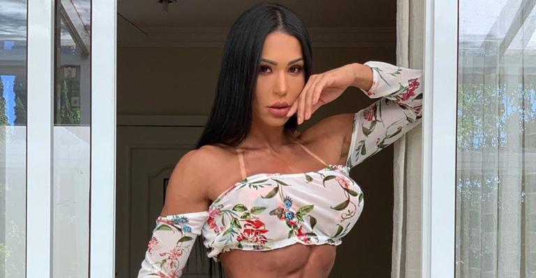 Gracyanne Barbosa ousa mais uma vez e surge seminua para mostrar marquinha de sol