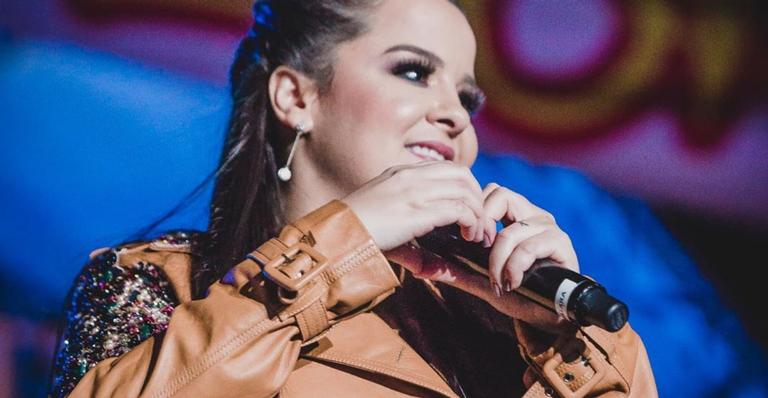 Maiara levanta a blusa e exibe resultado inicial de sua dieta 