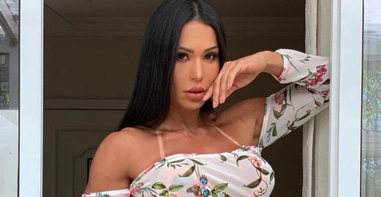 Gracyanne Barbosa empina bumbum gigante em bicicleta e fãs brincam: ”Vai na garupa da Gra”