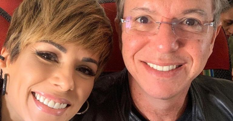 Boninho e Ana Furtado ostentam abdômen trincado ao lembrarem bronzeamento