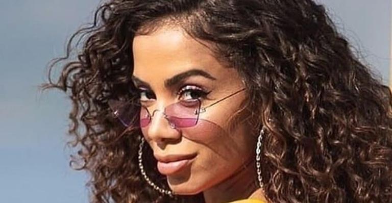 Anitta solta o verbo após ser detonada por cabelos cacheados: ”Vocês nunca estão satisfeitos”