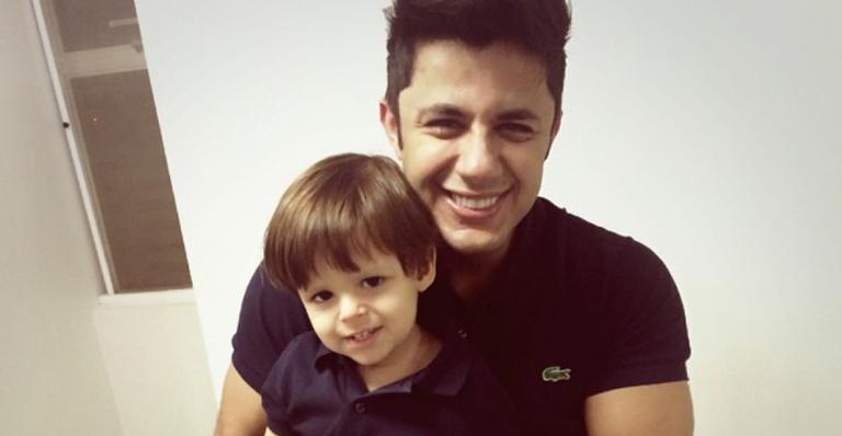 Filho de Cristiano Araújo explode fofurômetro ao surgir tocando violão: ‘’A cara do pai’’ 