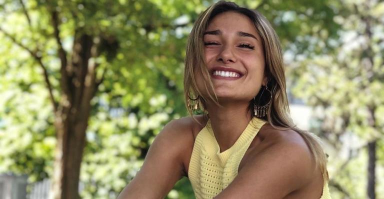 Feliz da vida! Sasha Meneghel surge deslumbrante de biquíni neon em praia paradisíaca da Itália