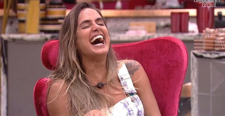 Bronzeada, Carol Peixinho celebra a chegada da sexta-feira com ato inusitado: ”Vamos nos divertir”