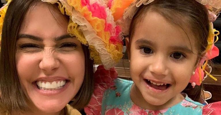 Maria Flor surge com cabelos ruivos e cacheados e fãs comparam: ”Ariel”