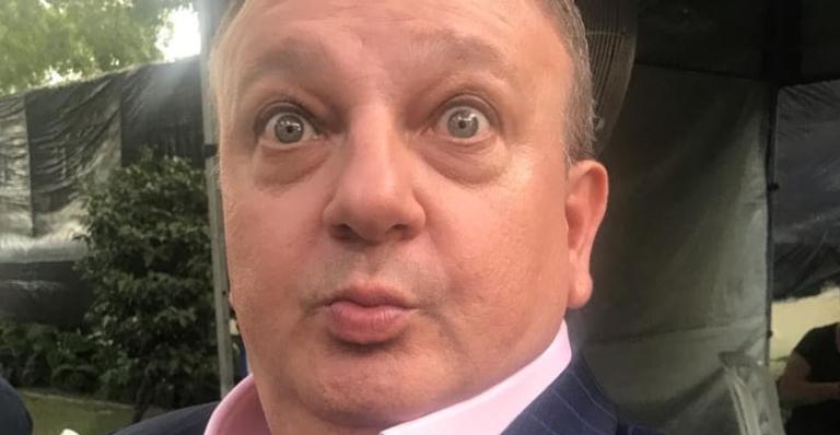Erick Jacquin relembra adolescência com foto do início da carreira e fãs o comparam com ‘Ratatouille’