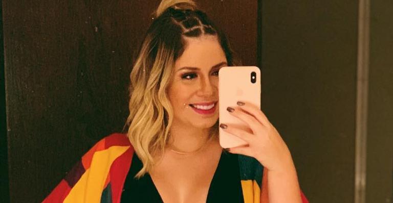 Inspire-se! Grávida, Marília Mendonça arrasa em look brilhante e moderno