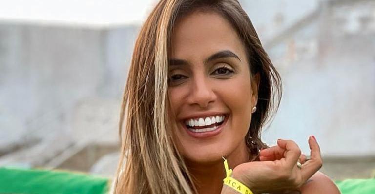 Ex-BBB Carol Peixinho ostenta corpão em praia e faz exercícios de biquíni na areia