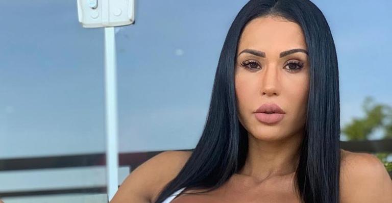 Sem calcinha, Gracyanne Barbosa abaixa a calça e mostra bronzeado perfeito