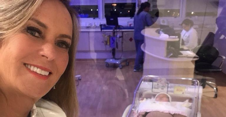 Helô Pinheiro exibe clique de festinha íntima na maternidade para comemorar nascimento de Manuella