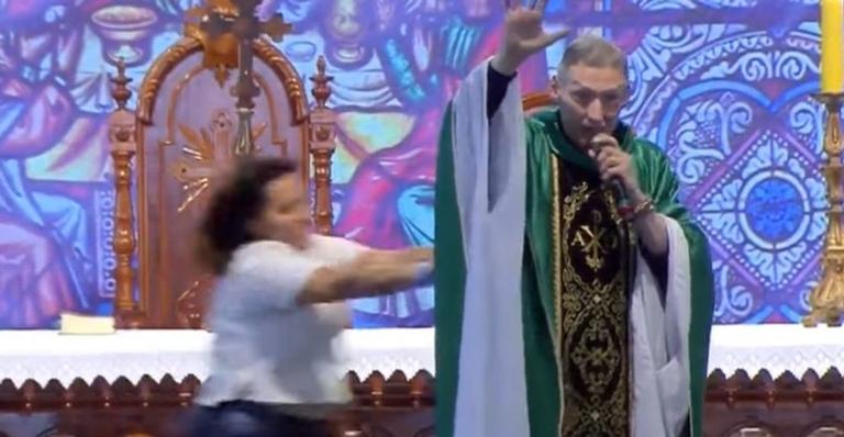 Padre Marcelo Rossi toma atitude surpreendente após ser empurrado do palco durante missa
