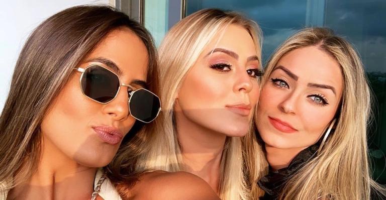 Sem Hariany, Paula Sperling quebra a web ao lado de Isabella Cecchi e Carol Peixinho