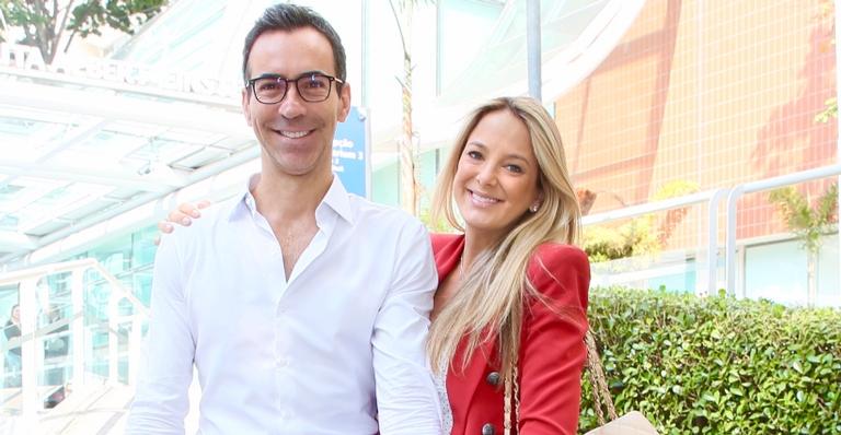Após 3 dias, Ticiane Pinheiro e César Tralli saem da maternidade e look de Manuella respeita tradição