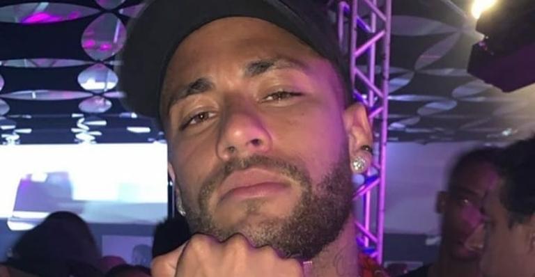 Afastado do futebol, Neymar Jr. surge de visual novo ao lado do filho e da mãe