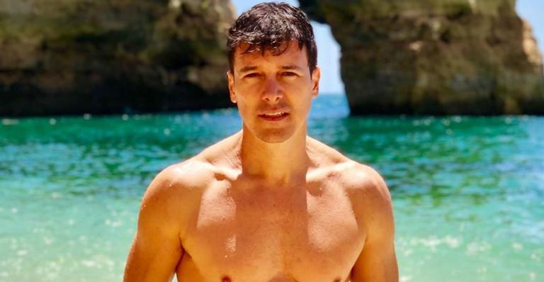 Uau! Rodrigo Faro posa com objeto em local estratégico e fãs brincam: ”Seu farol está aceso”