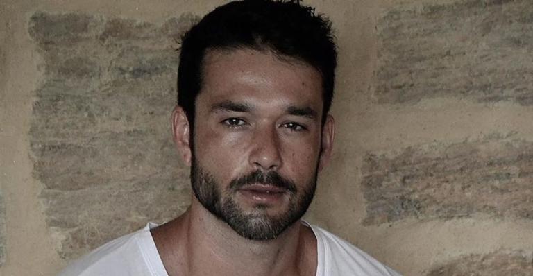 Uau! Sérgio Marone surge como veio ao mundo e leva web à loucura