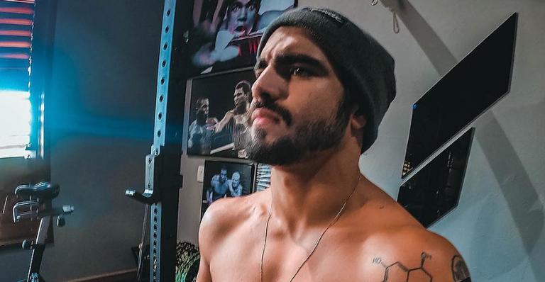 Caio Castro posa com visual sem tranças e detalhe em calça chama atenção; Confira