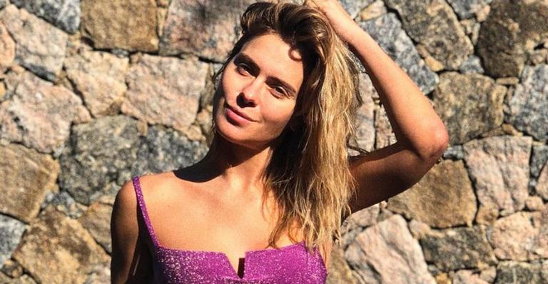 De biquíni, Carolina Dieckmann prova que idade é só número e exibe barriga definida