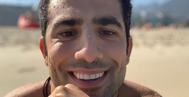 Kaysar Dadour arranca suspiros ao surgir irreconhecível de terno e gravata: ”Caiu do céu?”