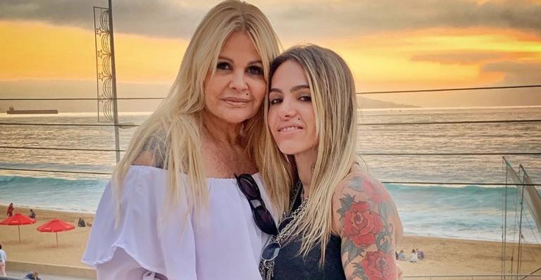 Monique Evans sobe a temperatura da web ao dar beijão em Cacá Werneck