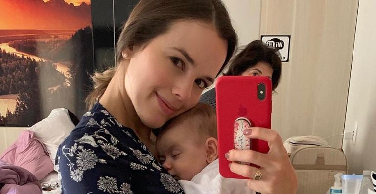 Thaeme Mariôto ganha presente inusitado para ‘eternizar a filha’ e divide fãs: ”Achei macabro”