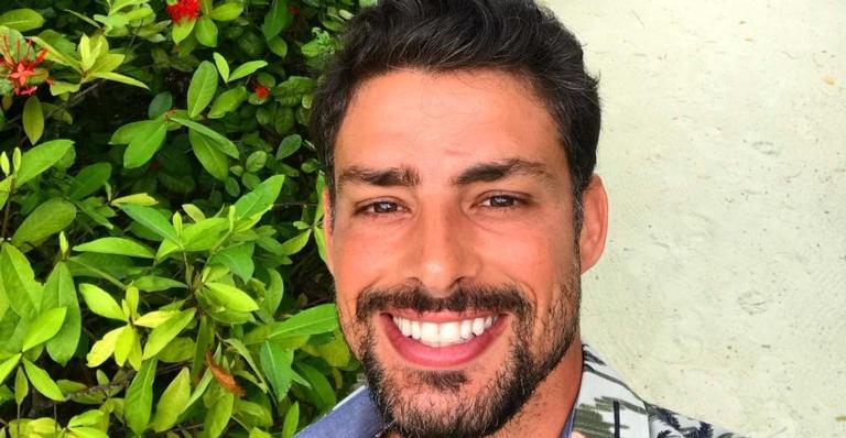 Cauã Reymond sobe a temperatura da web ao ostentar barriga de tanquinho em praia: ”Deixei o celular cair”