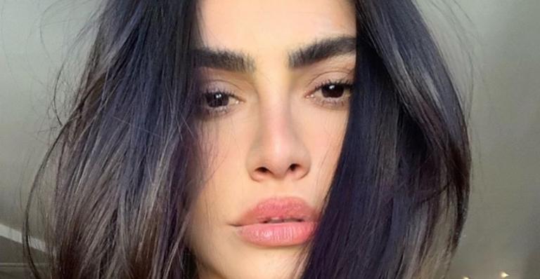 Com decote generoso, Cleo comemora invisibilidade de curtidas: ”Quem vê like não vê coração”