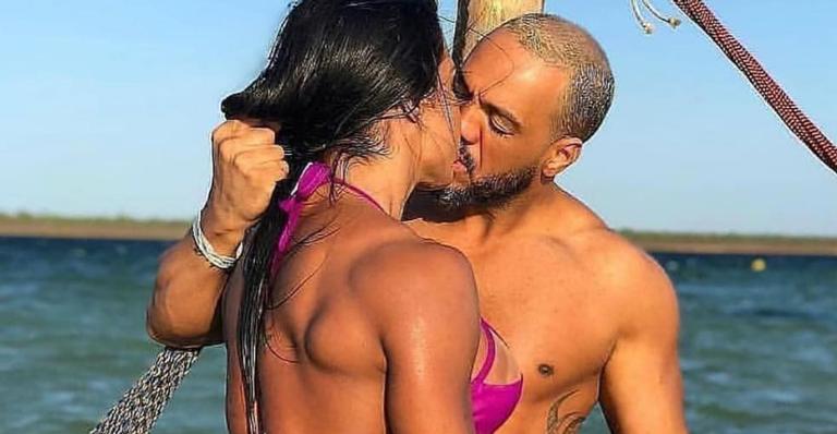 Com rugas, Gracyanne Barbosa quase mostra demais em brincadeira na cama com Belo: ”Até velhinhos”