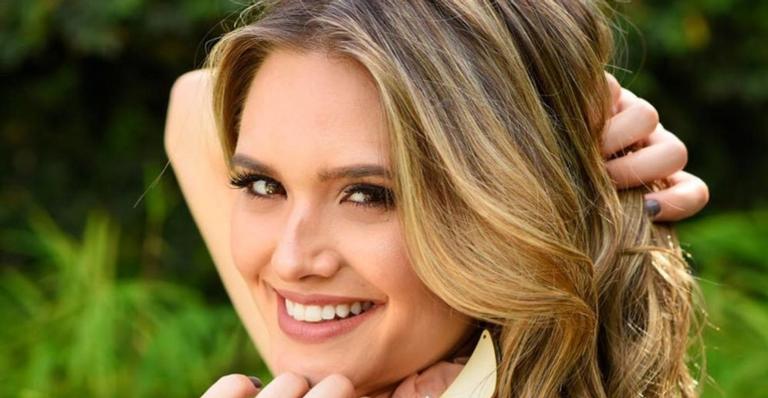 Solteira, Juliana Paiva surge de biquíni fio dental à beira da piscina e sobe a temperatura da web