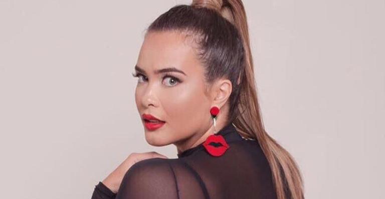 A temperatura subiu! Geisy Arruda deixa marquinha de biquíni à mostra e arranca suspiros: ”Topíssima”