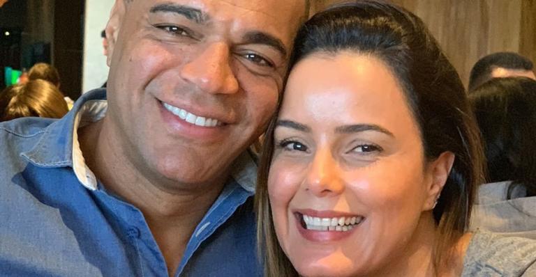 Luciele Di Camargo faz brincadeira com marido e deixa fãs intrigados com suposta gravidez