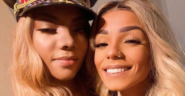 Ludmilla flagra Brunna Gonçalves de shortinho em momento íntimo e se gaba: ”Ô sorte”