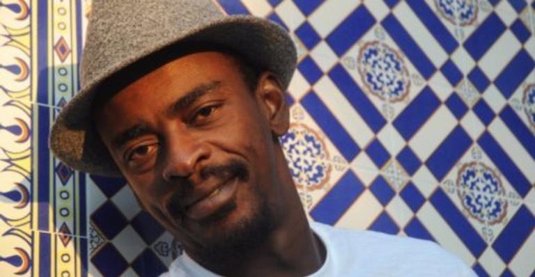 Seu Jorge cria versão ao contrária de ‘Burguesinha’ e leva público à loucura: ”Pobrezinha”