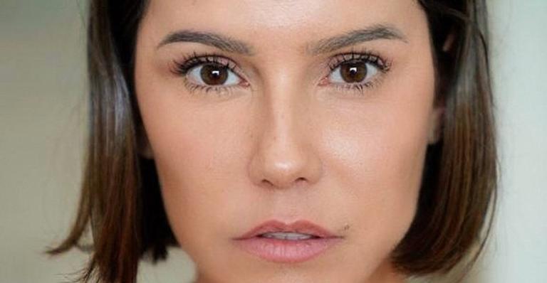 Deborah Secco ostenta silhueta fininha ao surgir de camisola sem sutiã
