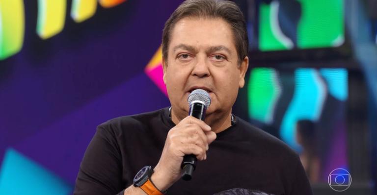 Esposa gata de Faustão rouba cena com decote cavado e roupa justa 