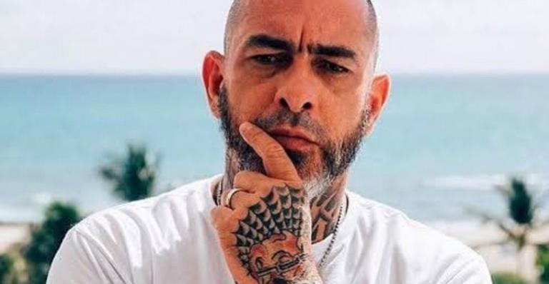 Após separação, Henrique Fogaça chega a hospital em cadeira de rodas e é internado às pressas
