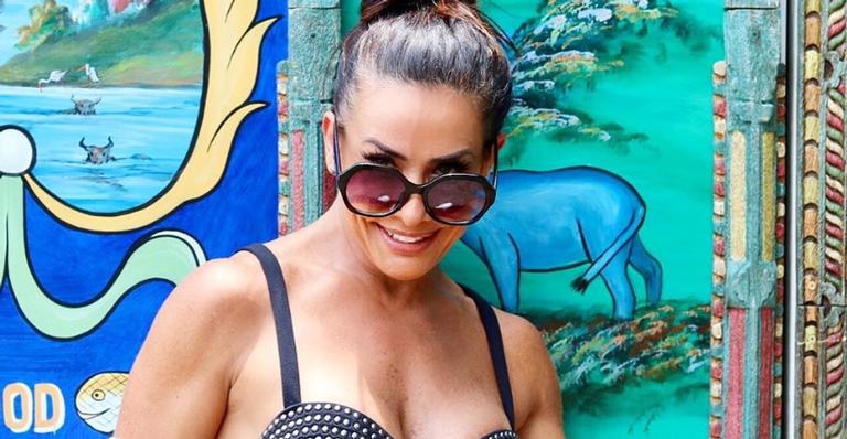 Com corpo exuberante, Scheila Carvalho renova bronzeado usando fita isolante: ”Subir mais um tom”