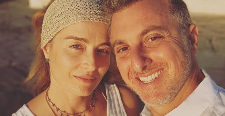 Angélica exibe corpão em maiô transparente e é exaltada por Luciano Huck