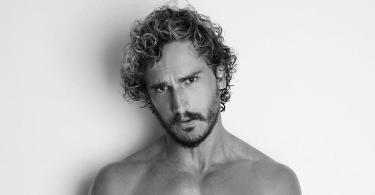 Vestindo apenas cueca branca, ex-BBB Alan Possamai posa para ensaio sexy e investe em carreira de modelo