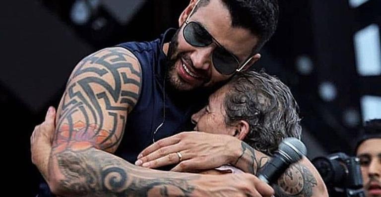 Gusttavo Lima emociona público ao chamar senhora de 70 anos ao palco após ela ficar horas na fila do show