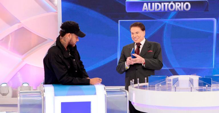 Silvio Santos pergunta e Neymar abre o jogo se beijou Anitta ou não