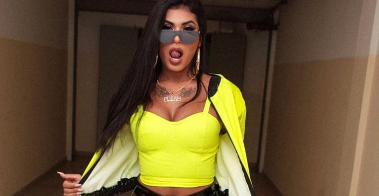 Feliz da vida! Ex de Anitta passeia de mãos dadas com funkeira em shopping