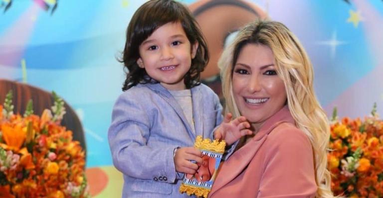Milionária, Antonia Fontenelle dá festão para filho e Leo Dias dispara: ”Grita: eu tô rica”