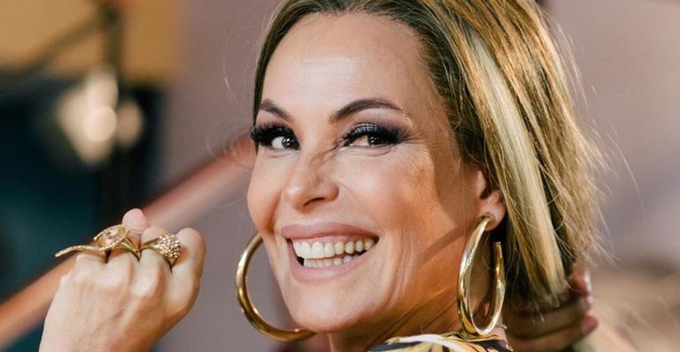 Na geladeira, Carolina Ferraz ostenta silhueta fininha em look elegante e encanta seguidores