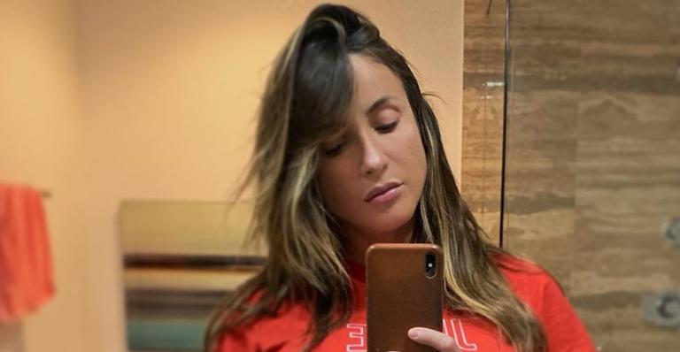 Prestes a ganhar Bela, Claudia Leitte aparece gata em vestido e assume: ”Precisa de guindaste pra levantar”