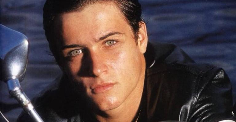 Galã dos anos 2000, Felipe Dylon é flagrado surfando no Rio de Janeiro e quilinhos a mais chamam atenção