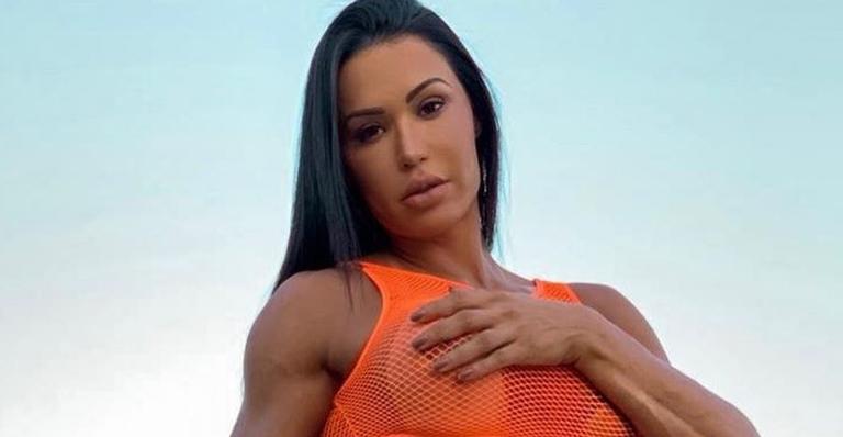 Sem calcinha, Gracyanne Barbosa quase mostra demais com saia de fenda