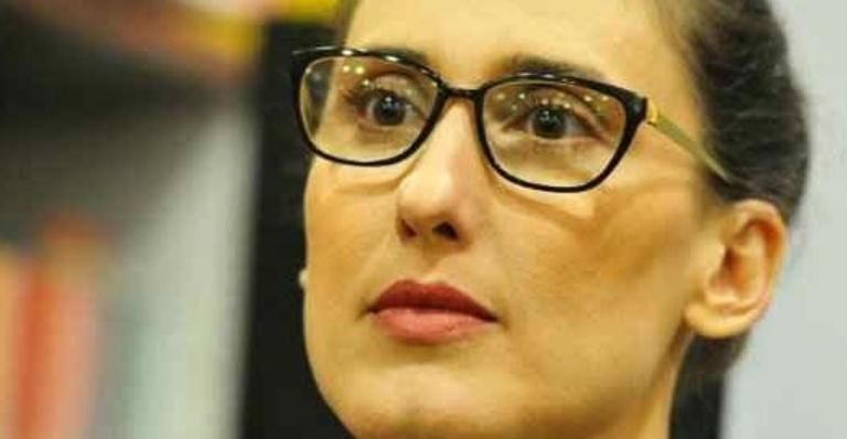 Treta! Paola Carosella desce do salto e rebate seguidor que a detona: ”Vai coçar seu ovo esquerdo”